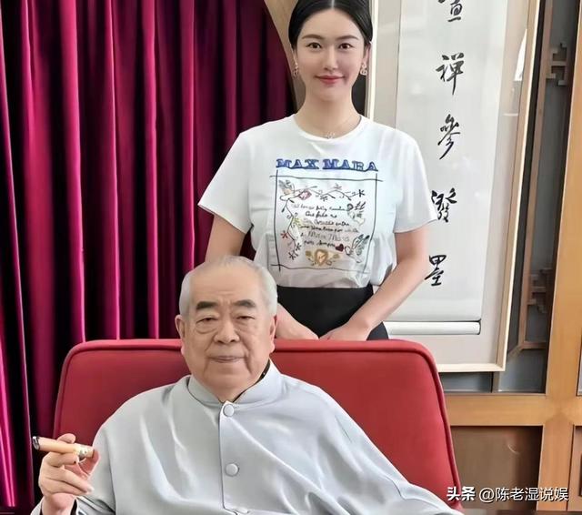 与女儿断绝关系不到3天，范曾担心的事发生了，小50岁娇妻受牵连