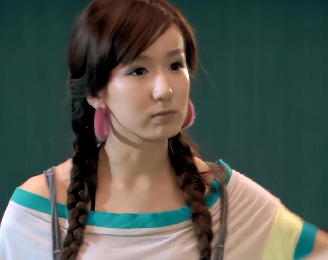 比整容还离谱！39岁江疏影现身活动，脸僵似硅胶，造型丑到认不出