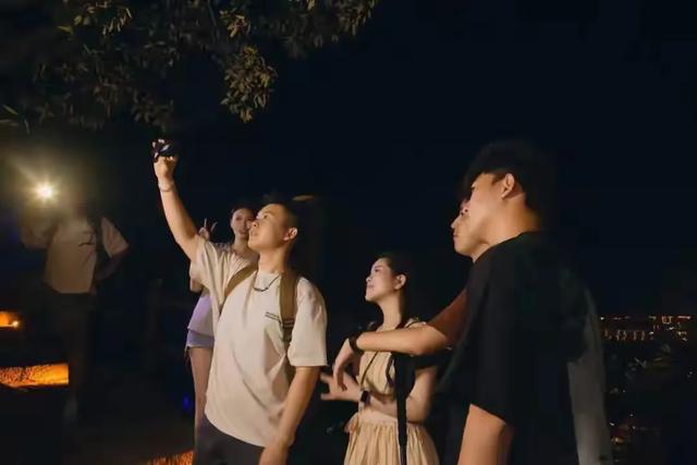 开辟夜登孔望山 带动夜间经济