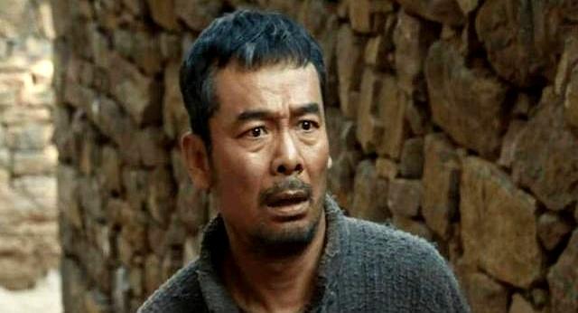 父亲是著名导演！他却“窝囊”25年没人理，直到遇54岁迟暮才大火