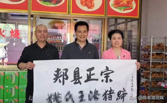 他被谢霆锋打成重伤，发妻6次流产绝情离开，如今街头卖卤肉为生