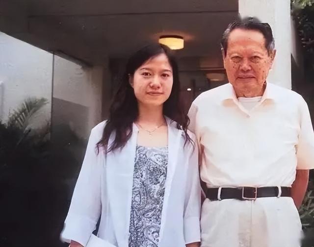 杨振宁家庭情况曝光：3个儿女无人继承物理学，与翁帆关系也很好