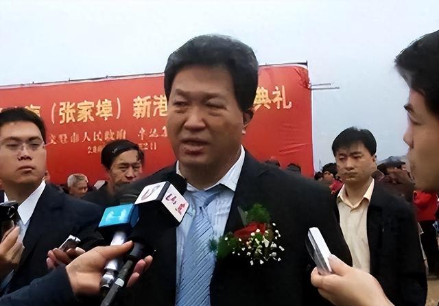 出门有多名女秘书陪伴，非法敛财100亿，昔日首富还是付出了代价