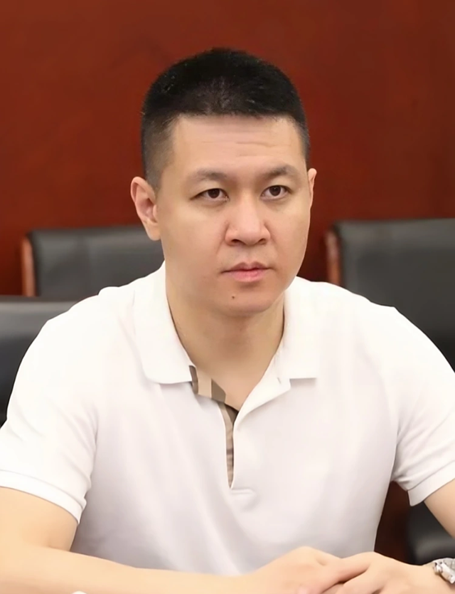 父亲是前外交部部长，妻子是阎维文女儿，他却靠自己实现“王炸”