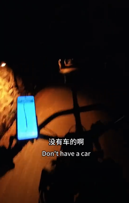 独腿骑行博主到法国小镇，意外被外国人疯狂投喂，感动的说不出话