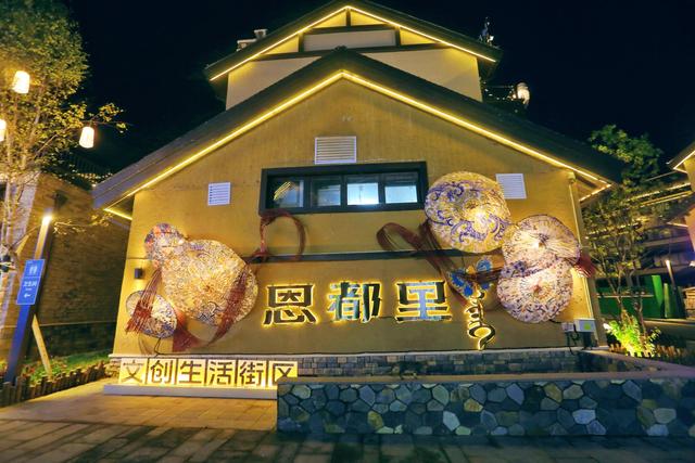 长白山恩都里度假区，旅游打卡新地标，感受夜色里的浪漫与新潮
