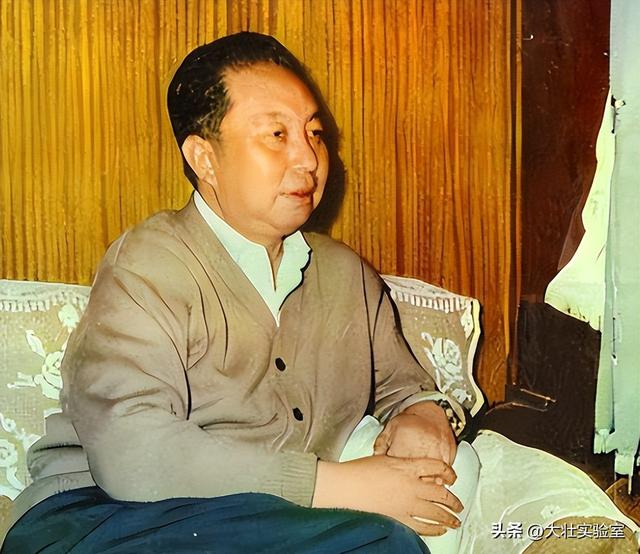 华国锋的夫人韩芝俊有多美？1961年的全家留影，30岁她端庄贤惠