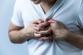 心脏突然“咯噔”一下？医生直言：这7个症状，是死亡靠近的信号图片