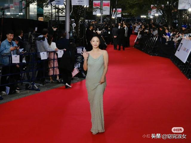 41岁白百何现身东京，她的下跨变得好大啊，脸也胖了，变化真大