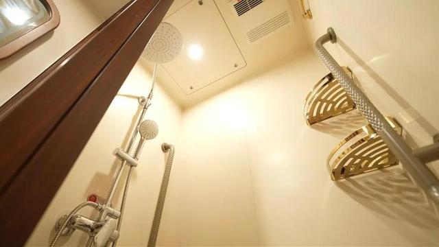 武汉首发！火车变“移动酒店”！每间房都能洗澡，首发上座率95%