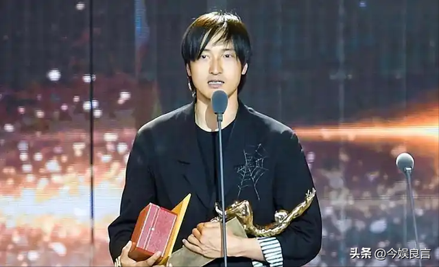 陪玩陪睡仅冰山一角！集体开嫖、舔手指、互撕，"圈中内幕"太荒唐