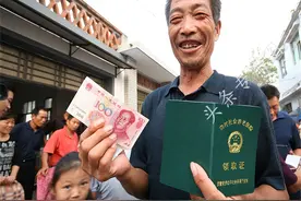 男子年薪80万，因妻子不孕离婚，2年后偶遇前妻，惊得合不拢嘴图片