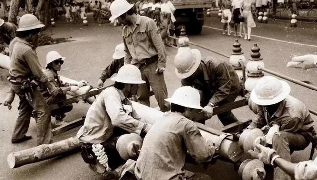 1978年，他从副总理降为工人，被罢免职务后安慰妻子：我不会自尽