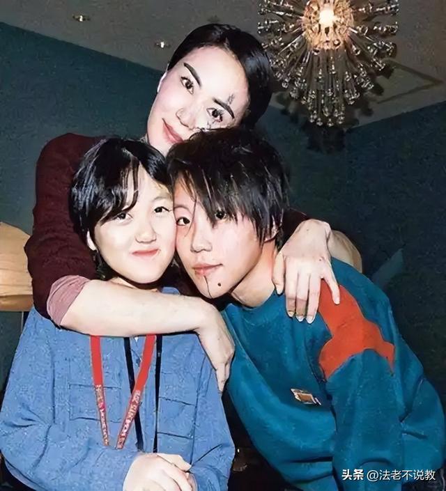 李亚鹏欠债4.6亿，19岁女儿李嫣却被全网逼债，王菲也护不住