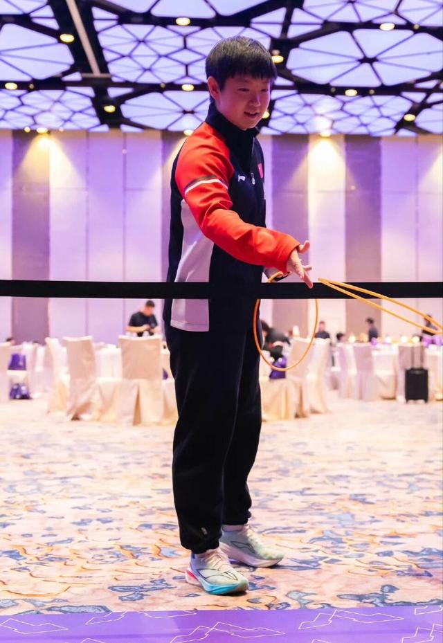 动若脱兔，静若处子！孙颖莎参加晚宴兴奋套圈，结束后一直看手机