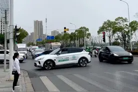 武汉市民投诉萝卜快跑致交通拥堵，相关部门：无人驾驶技术还不成熟，正改进图片