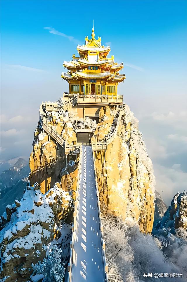 都2025年了，老君山为何还让人背货上山？到底是谁的饭碗不能抢