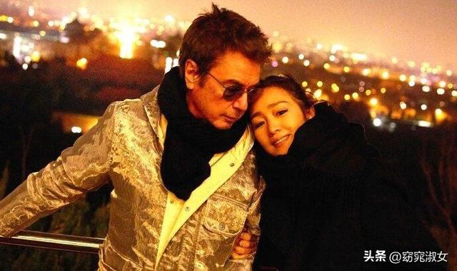 59岁巩俐带法国老公北京游玩，76岁雅尔帅气又多金	，跟总统是朋友