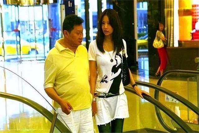 包养情人无数，娶初中同学女儿为妻，玩老婆闺蜜，嗜色如命的富豪