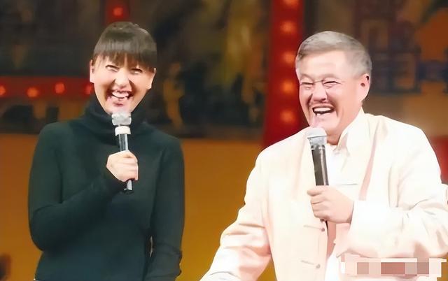 闫学晶没想到，2026年刚开年，老搭档冯巩就给自己上了生动一课