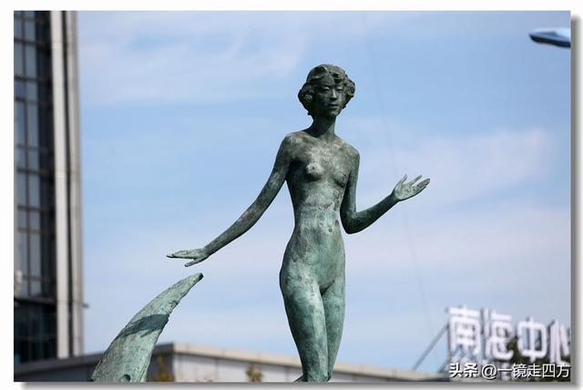 在大连陵水湾打造出的“海纳百川”国际雕塑景观带