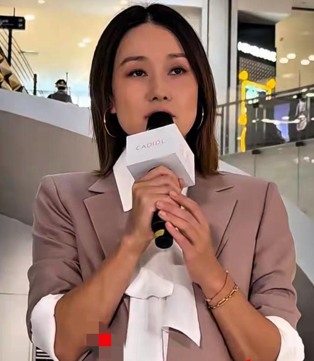 上海大丸商场见到马伊琍本人，20岁身材50岁脸，打扮粉嫩难掩老态
