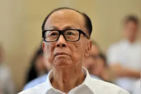 屁股坐歪了！李嘉诚不能脚踩两只船！香港媒体为啥捅破这层窗户纸图片
