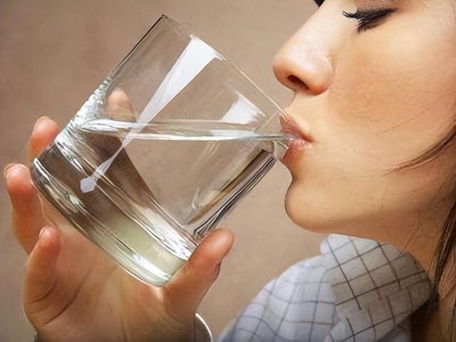 医生发现：坚持用盐水漱口的人，咽喉可能正在发生这5个积极变化