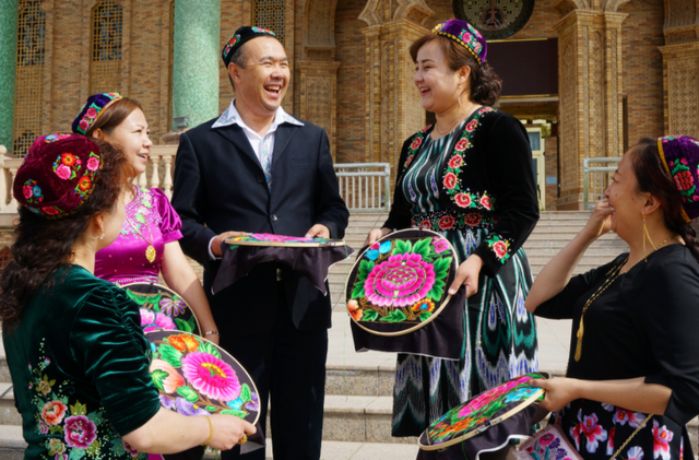 大量香港游客涌入新疆，不看景点不吃羊肉串，跑这么远是想啥？