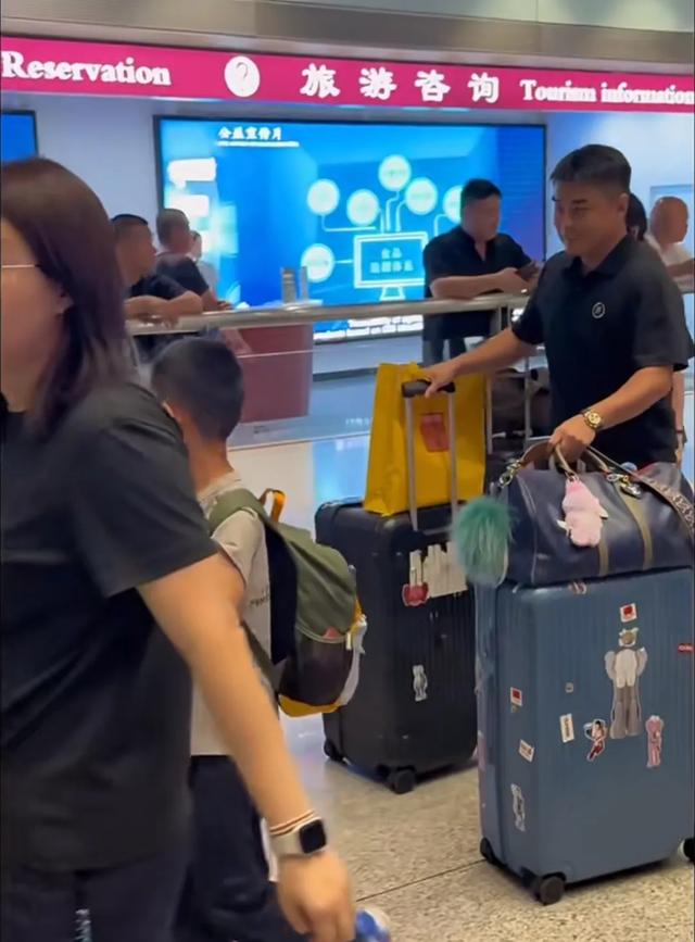 国乒日本返程北京，马琳一路最忙，请王楚钦签名，喊孙颖莎登机！