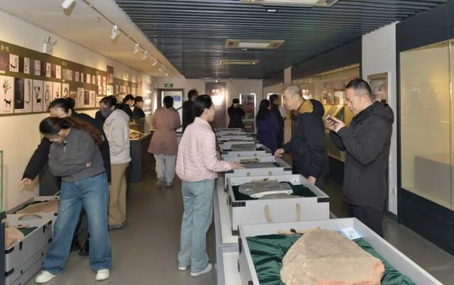 三馆协同唤醒千年岩石记忆‖岩石密码 — 白银黄河岩画展在兰州市博物馆开展