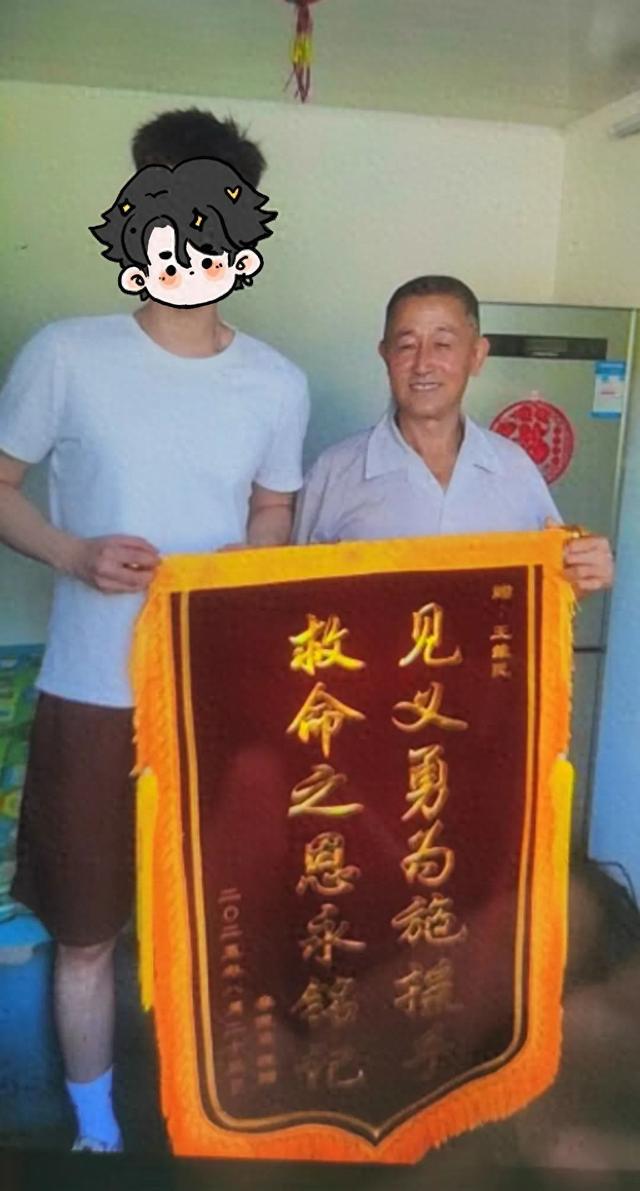 辽宁一对情侣驾驶奔驰车时吵架，女子抢夺方向盘致坠湖，71岁老人3分钟内救两人，女子身份曝光