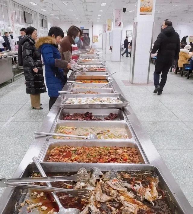 北京下了硬命令，2027年底前，所有中小学必须告别“校外供餐”