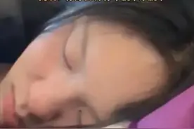 高铁上女子靠着陌生男子睡着，视频被父母刷到，两人决定见面！图片