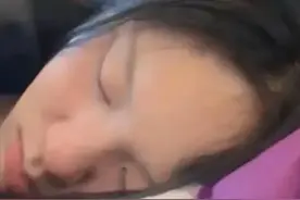 高铁上女子靠着陌生男子睡着，视频被父母刷到，两人决定见面！图片