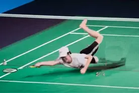 笑哭了，小女孩路边摔倒姿势让评论区炸开了锅，网友们可真损啊！图片