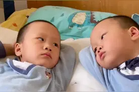 弟弟想：谁要跟你长的一样#双胞胎 #萌娃搞笑日常 #专治不开心图片