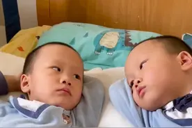 弟弟想：谁要跟你长的一样#双胞胎 #萌娃搞笑日常 #专治不开心图片