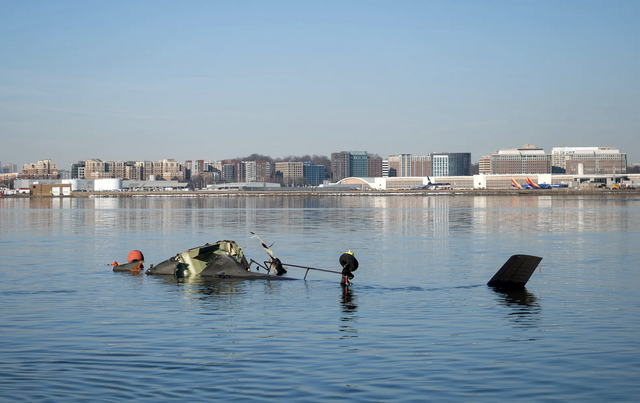 黑鹰直升机“隐身”撞客机！67人惨死，五角大楼还想合法化特权？