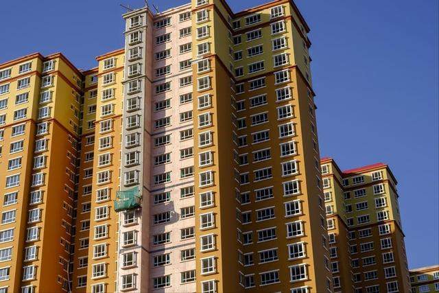 曹德旺预言成真了？我国二三十层的电梯房，或将面临同一个结局？