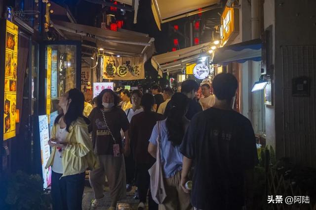 经历几十年的冷冷清清,杭州三河交汇处的老街终于变得熙熙攘攘