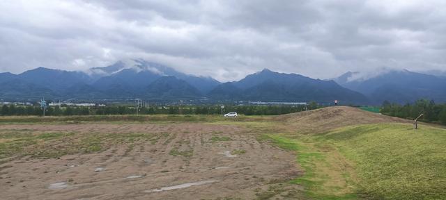 唐村草原望秦岭