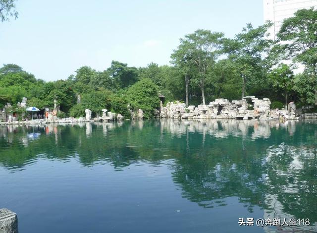 夏日炎炎，泉城戏水，不辞长作济南人