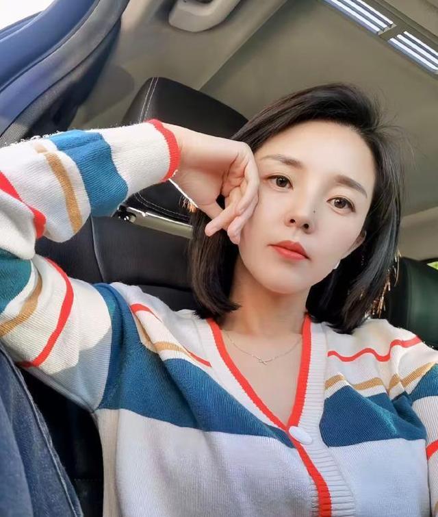 女兵领队王媛顺利归家！生3胎仍少女，老公晒合影，生活照太漂亮