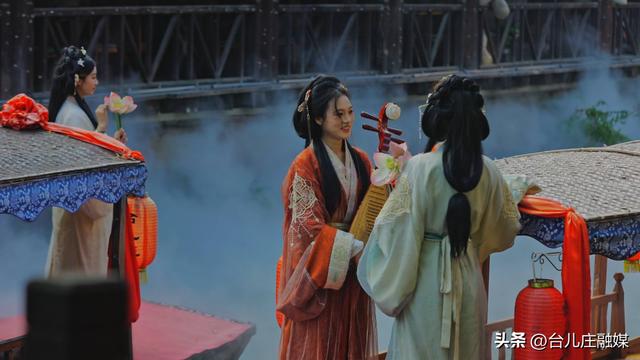 台儿庄古城：雾漫爱河街 等你来邂逅