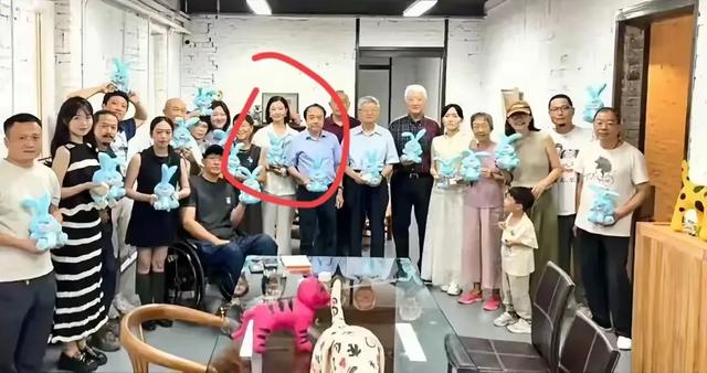 58岁宋祖英罕见露面，短发造型惊艳皮肤好，与院士同框显超然气质