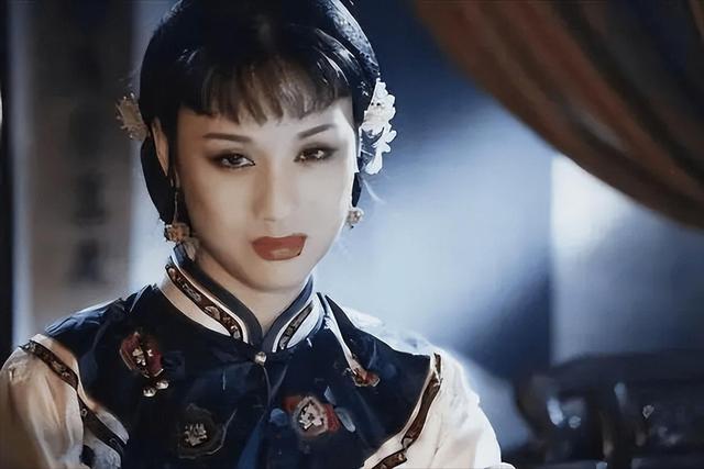 她长得太美被导演据为己有，同居27年无名无分，年仅63岁不治身亡
