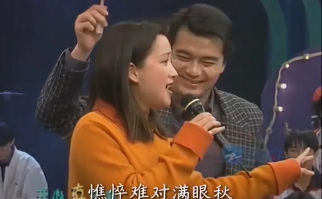 许何弯着腰抱着何晴遗像，背影很难过，许亚军没来给何晴撑伞！