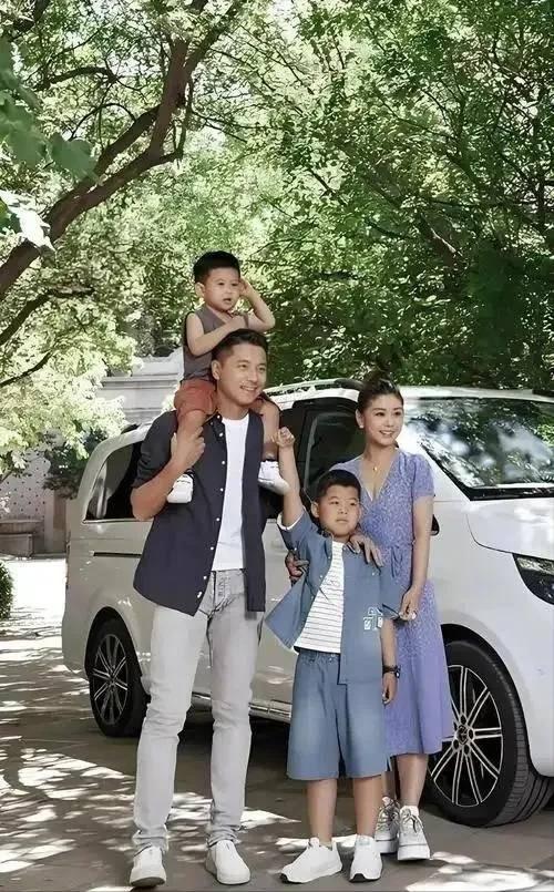 40岁李小萌北京逛街，开五六百万劳斯莱斯，王雷大连富二代不差钱