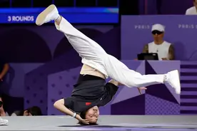 0分！澳洲霹雳舞者奥运大翻车？又跳又爬学袋鼠，魔性尬舞爆火！图片